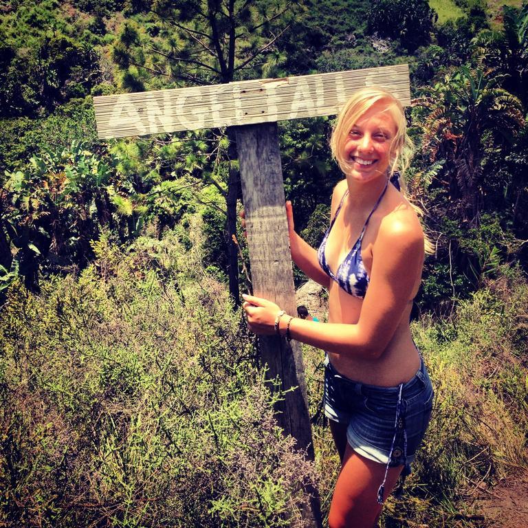 بيت شباب Jungle Monkey Backpackers Port Saint Johnʼs المظهر الخارجي الصورة