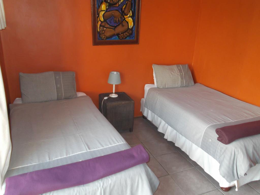 بيت شباب Jungle Monkey Backpackers Port Saint Johnʼs المظهر الخارجي الصورة